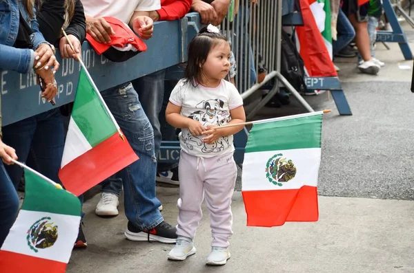 Kobieta Trzymająca Flagę Ulicy Podczas Parady Niepodległości Meksyku — Zdjęcie stockowe