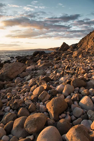 在海岸上垂直拍摄的大石头 背景凉爽 — 图库照片