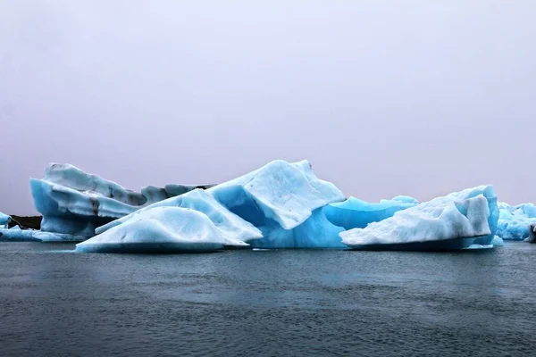 Der Blick Auf Die Eisberge Die Auf Der Wasseroberfläche Treiben — Stockfoto