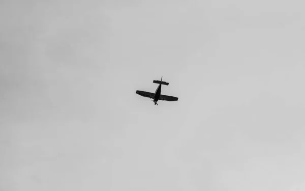 Gökyüzünde Uçan Bir Uçağın Alçak Açılı Görüntüsü — Stok fotoğraf