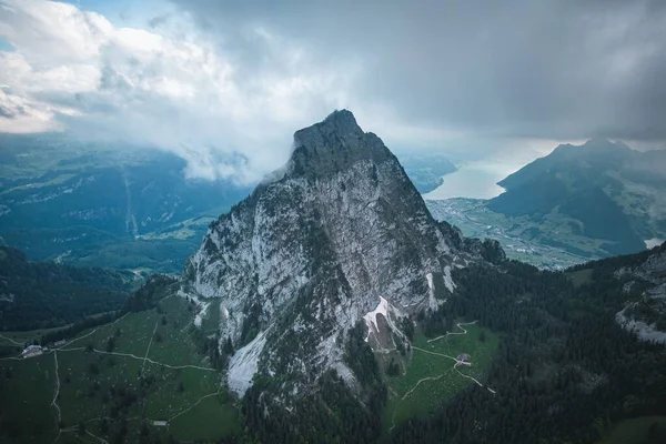 Drone Tiro Uma Montanha Com Pico Rochoso Vegetação Sob Céu — Fotografia de Stock