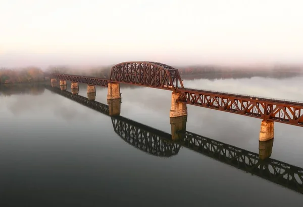 霧深い日の出に川の上のオハイオ鉄道橋の空中ビュー — ストック写真