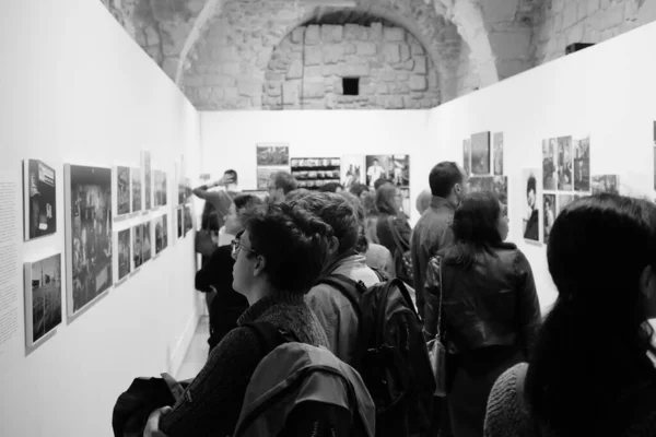 Eine Gruppe Von Menschen Betrachtet Das Kunstwerk Maison Europeenne Photographie — Stockfoto