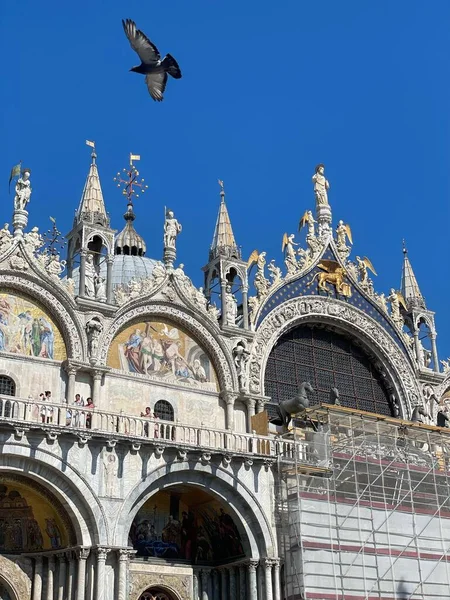 Vertikální Záběr Fasády Katedrály Marka Benátkách Itálie — Stock fotografie