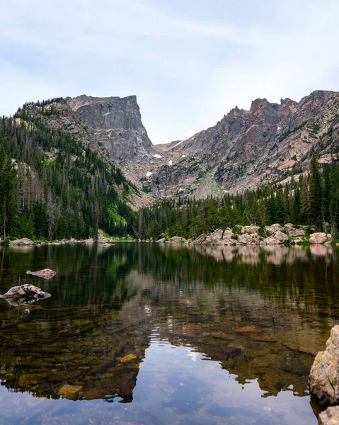 山や雲の背景を反映した穏やかな水と湖の美しい風景 — ストック写真