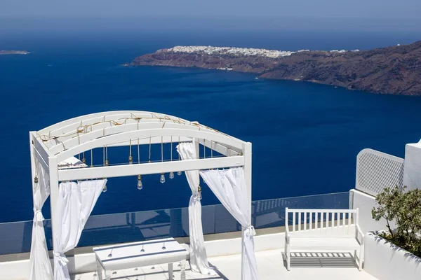 Hög Vinkel Ett Bröllopstak Med Havsutsikt Bakgrund Santorini Grekland — Stockfoto
