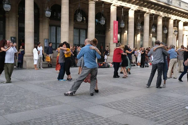 Een Groep Dansende Salsa Parijs Frankrijk Bij Het Louvre — Stockfoto
