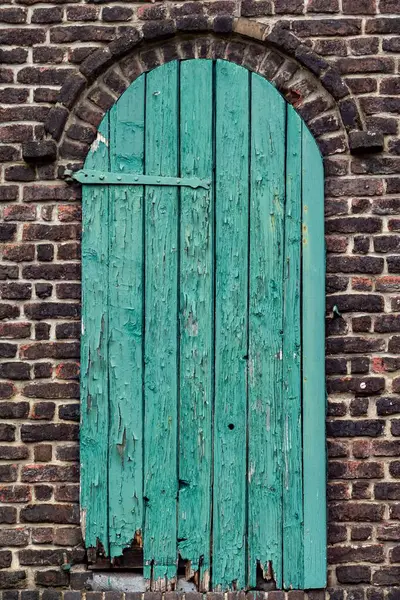Κάθετη Άποψη Ενός Σπασμένου Μπλε Χρώματος Ξύλινη Πόρτα Στην Είσοδο — Φωτογραφία Αρχείου