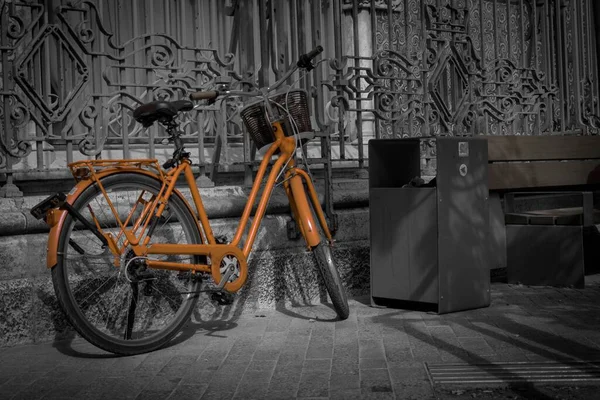 Disparo Selectivo Color Una Bicicleta Roja Calle —  Fotos de Stock