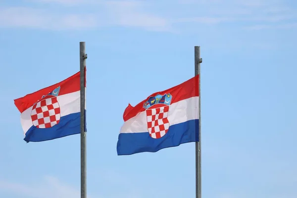 Крупный План Флагов Хорватии Плывущих Синему Небу — стоковое фото