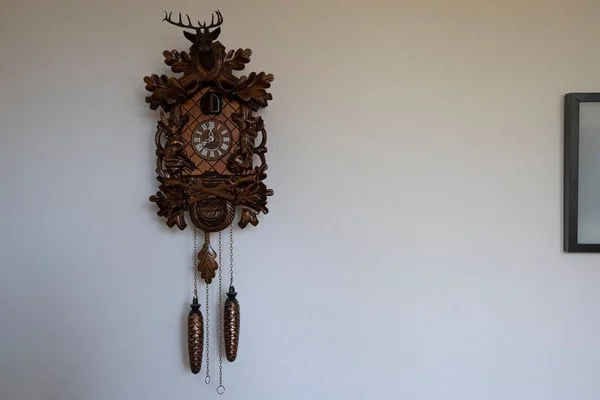 一只老式手工制作的木制布谷鸟钟 挂在白墙上 — 图库照片
