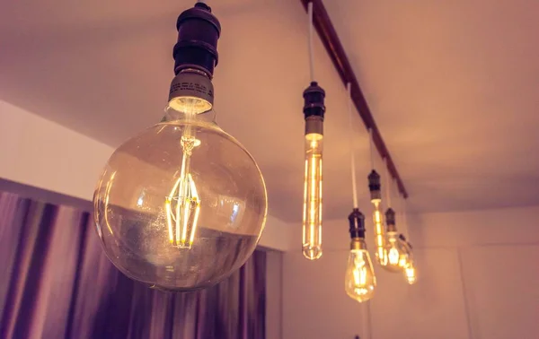 Декоративні Лампочки Висять Стелі — стокове фото