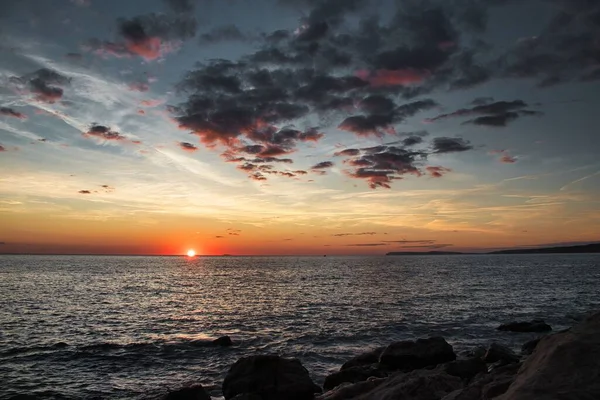 Ένα Γραφικό Φλογερό Ηλιοβασίλεμα Πάνω Από Θάλασσα Στη Νήσο Γουάιτ — Φωτογραφία Αρχείου