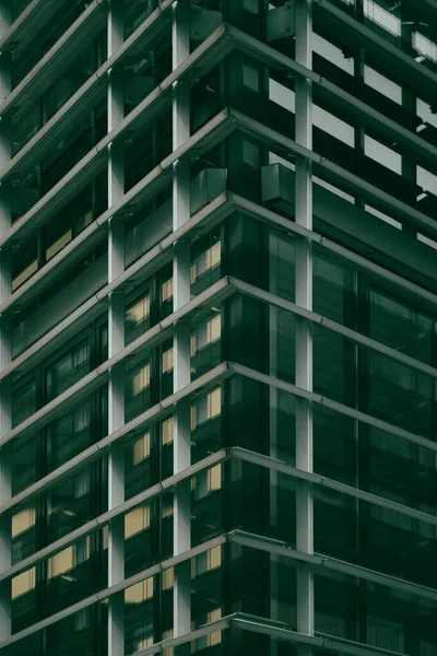 Tiro Vertical Edifício Moderno Alto Com Janelas Vidro Livre Alemanha — Fotografia de Stock
