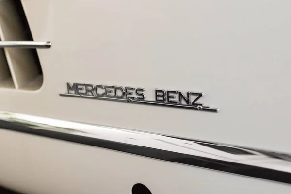 Крупный План Логотипа Mercedes Benz Винтажном Автомобиле — стоковое фото