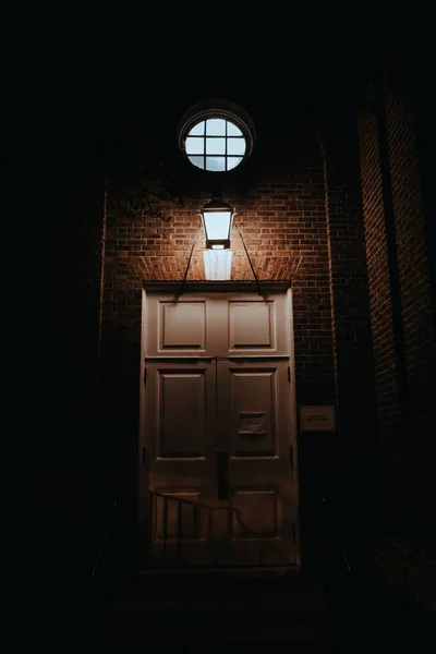 Eine Vertikale Aufnahme Einer Holztür Bei Nacht Mit Lichtern — Stockfoto
