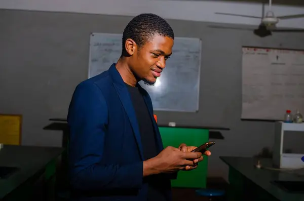 Africký Muž Usmívá Nad Tím Viděl Svém Smartphonu — Stock fotografie