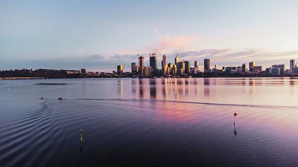Perth Şehrinin Manzarası Gün Batımında Ufuk Çizgisi Sakin Deniz Manzarası — Stok fotoğraf