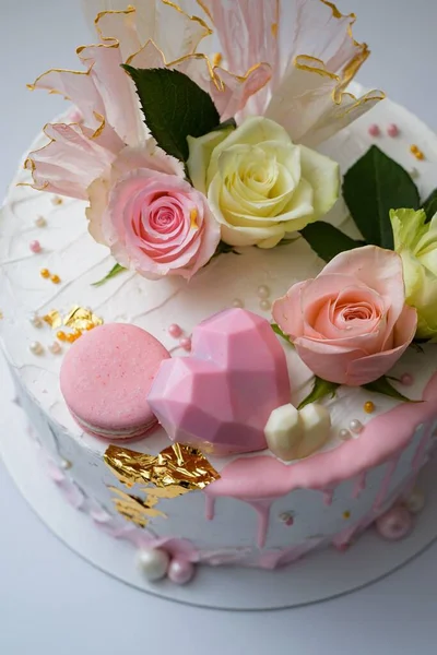 一个装饰精美的生日蛋糕的平面外景 — 图库照片