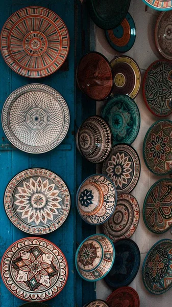 Eine Vertikale Aufnahme Marokkanischer Teller Mit Nationalen Mustern Auf Einem — Stockfoto