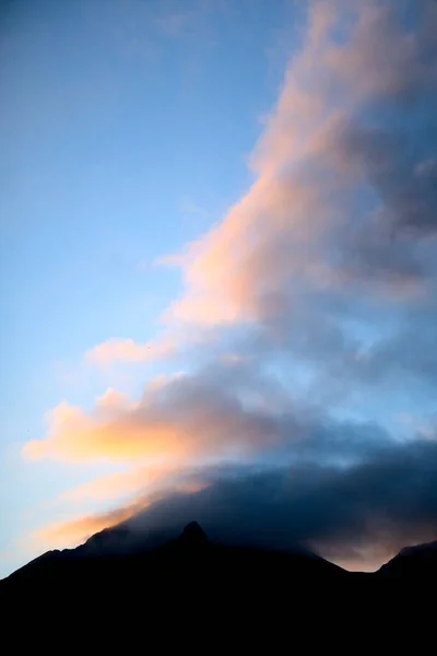 Vertical Shot Clouds Mountain Silhouettes Sunset — Stock Photo, Image