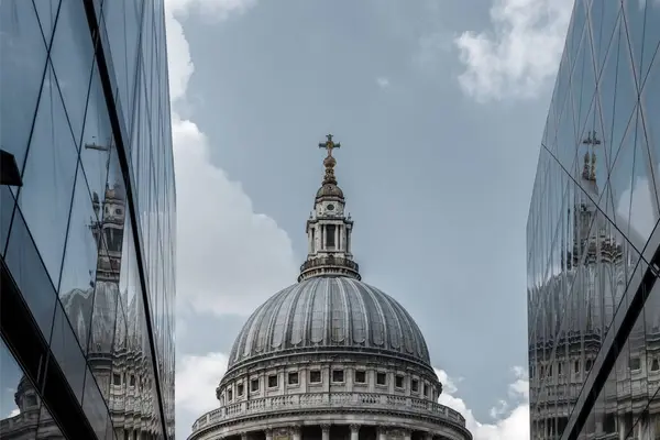 英国伦敦圣保罗大教堂 背景为天空 — 图库照片