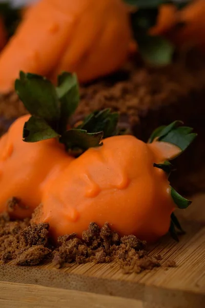Een Verticale Close Van Aardbeien Bedekt Met Sinaasappelchocolade — Stockfoto