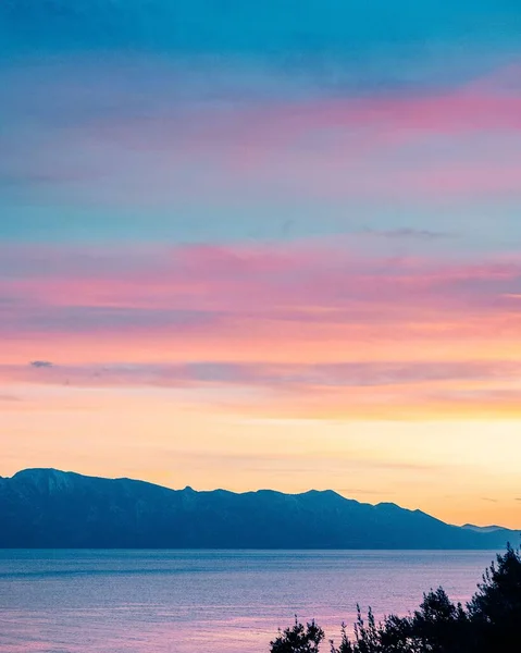 Uma Vista Panorâmica Pôr Sol Colorido Sobre Mar — Fotografia de Stock
