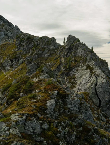 Красивый Пейзаж Скалистого Горного Пейзажа Облачном Фоне Неба Австрии — стоковое фото