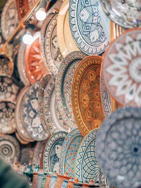 Вертикальный Снимок Красочных Тарелок Магазине Марокко — стоковое фото