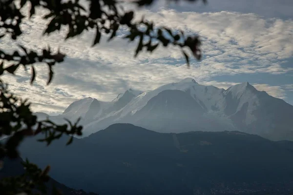 Eine Landschaft Mit Blick Auf Die Schneebedeckten Berge Vor Einem — Stockfoto
