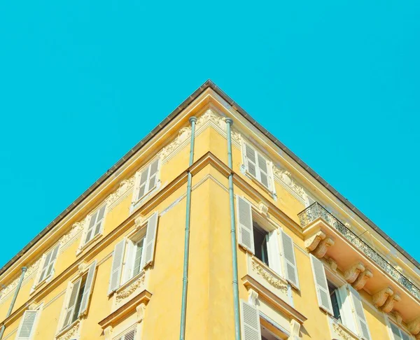 Arkasında Açık Mavi Gökyüzü Olan Eski Sarı Bir Binanın Simetrik — Stok fotoğraf