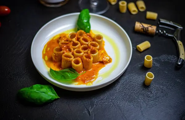 Çiğ Makarna Mutfak Malzemeleriyle Çevrili Kaplanmış Makarna Bolonezinin Yakın Plan — Stok fotoğraf