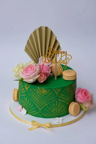 Güzel Dekore Edilmiş Yeşil Renkli Bir Doğum Günü Pastası — Stok fotoğraf