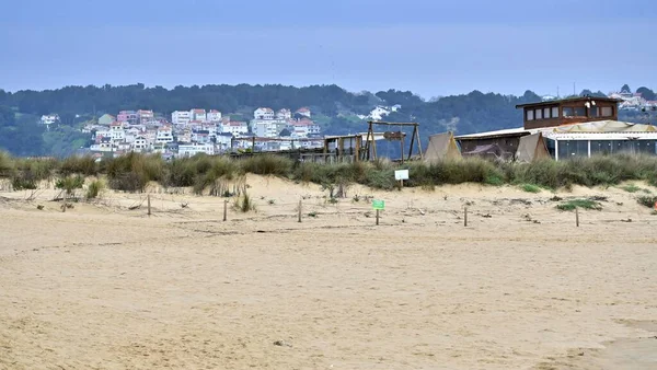Una Vista Campagna Case Collina Spiaggia Sabbiosa Primo Piano Sotto — Foto Stock