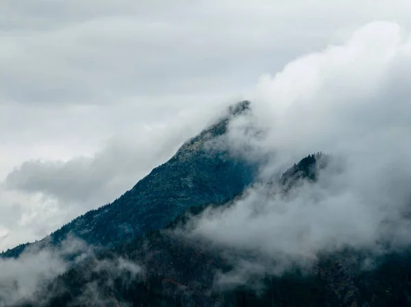 Malebný Záběr Zelených Lesů Horách Pokrytých Velkými Nadýchanými Mraky — Stock fotografie
