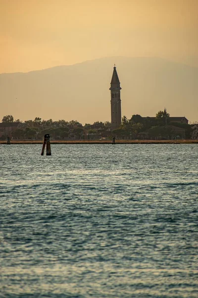 Venedik Talya Arka Planda Saint Martin Bishop Kilisesi Denizin Dikey — Stok fotoğraf