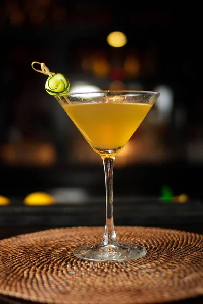 Eine Vertikale Nahaufnahme Eines Köstlichen Erfrischenden Cocktails Auf Einem Bartresen — Stockfoto