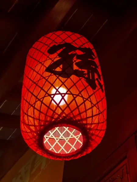 Una Vertical Una Linterna China Colgante —  Fotos de Stock