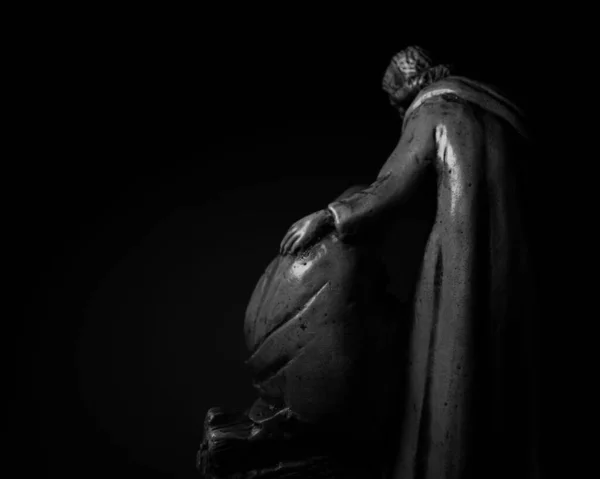 Скульптура Святого Семейства Темноте — стоковое фото