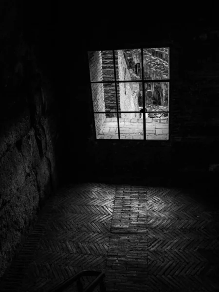 Una Vista Blanco Negro Una Luz Través Ventanas Coliseo Roma —  Fotos de Stock