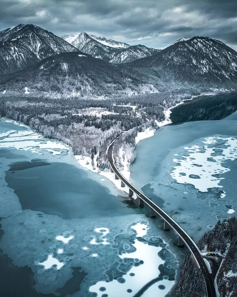 Tiro Vertical Uma Estrada Sobre Lago Congelado Sylvenstein Cercado Por — Fotografia de Stock