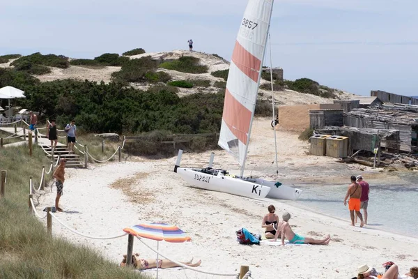 Mensen Rusten Uit Aan Het Zandstrand Van Formentera Island Een — Stockfoto