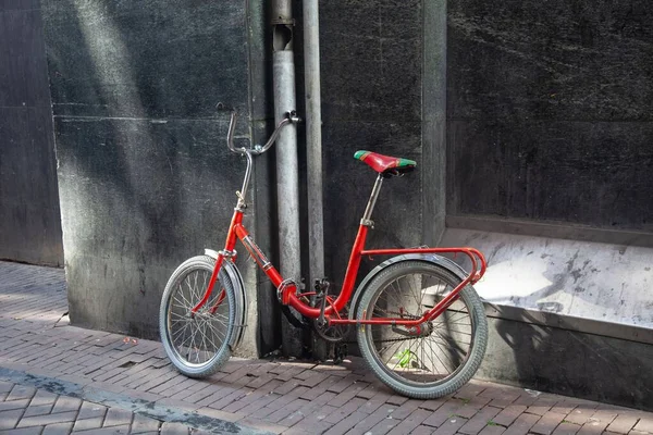 Красный Велосипед Мощеной Улице Амстердаме — стоковое фото