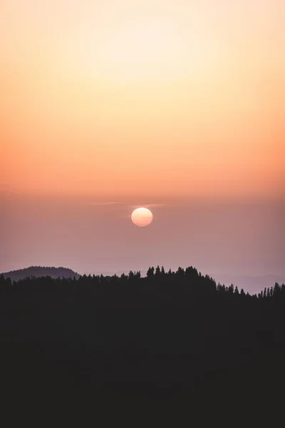 Vacker Solnedgångslandskap Den Lugna Himlen Över Silhuetter Kullar Och Träd — Stockfoto
