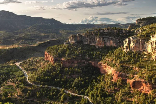 Drone Tiro Uma Estrada Uma Montanha Coberta Com Vegetação Sob — Fotografia de Stock