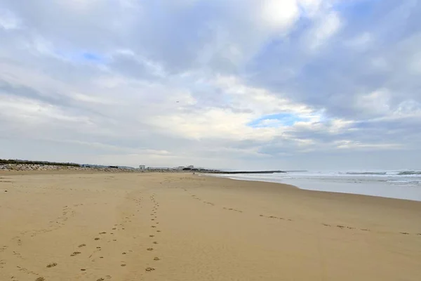 구름낀 근처의 모래에 아름다운 발자국들 — 스톡 사진