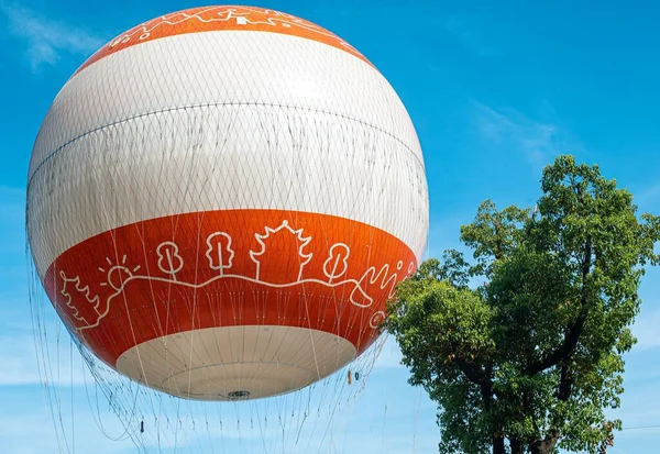 Červenobílý Horkovzdušný Balón Prohlídku Scénické Oblasti Východního Jezera Zelený Strom — Stock fotografie