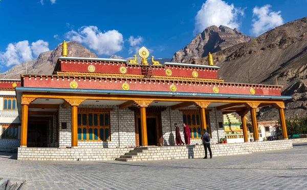 背後には大きな山と青空を背景に 多宝寺に入る僧侶たち — ストック写真