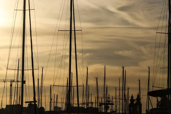日没時に港に停泊する帆船のグループ — ストック写真